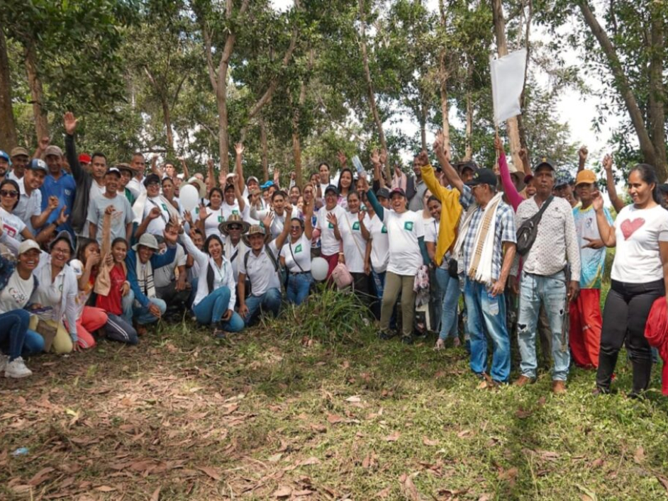 Campesinos desplazados de Pueblo Nuevo Antioquia felices durante entrega de predio