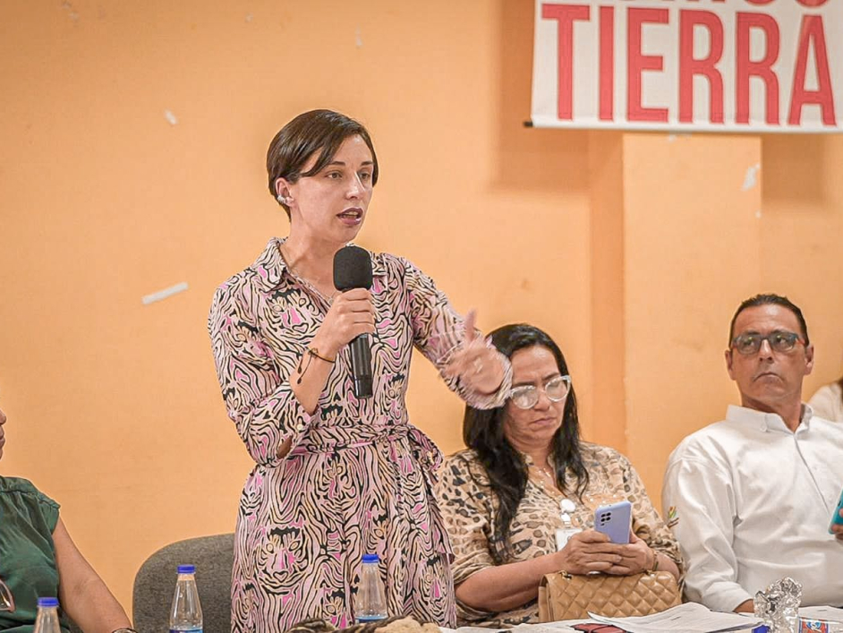 Ministra de agricultura en evento de entrega de tierras en cordoba