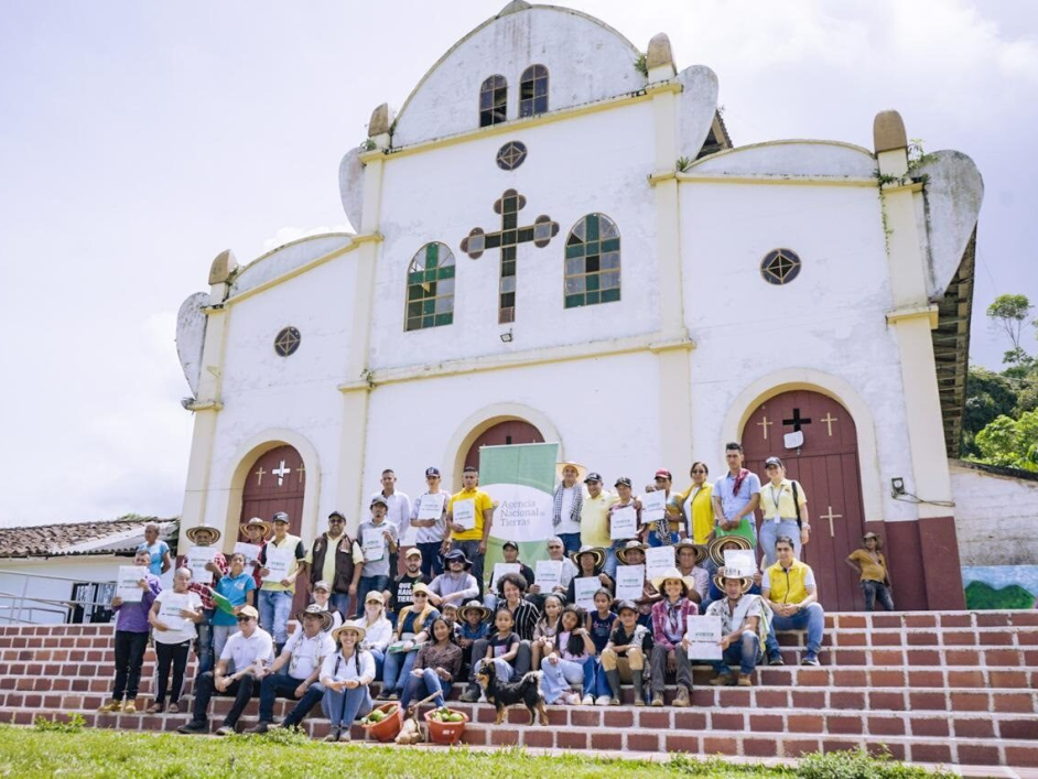 Campesinos de antioquia felices recibiendo titulos de tierras