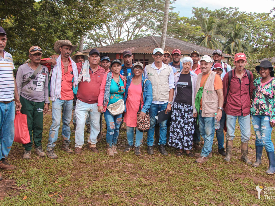 Familias durante entrega de predio Las Jaguas
