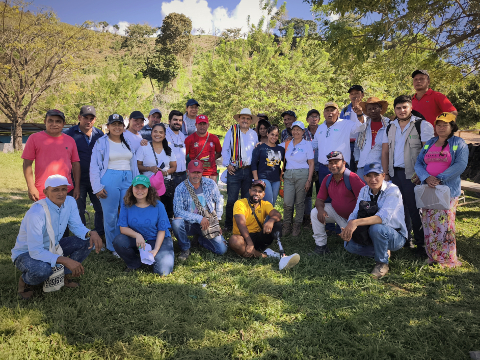 Funcionarios ant junto a población 
