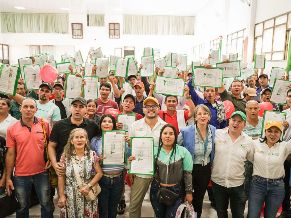 abrego-escenario-primera-entrega-masiva-titulos-agencia-ant