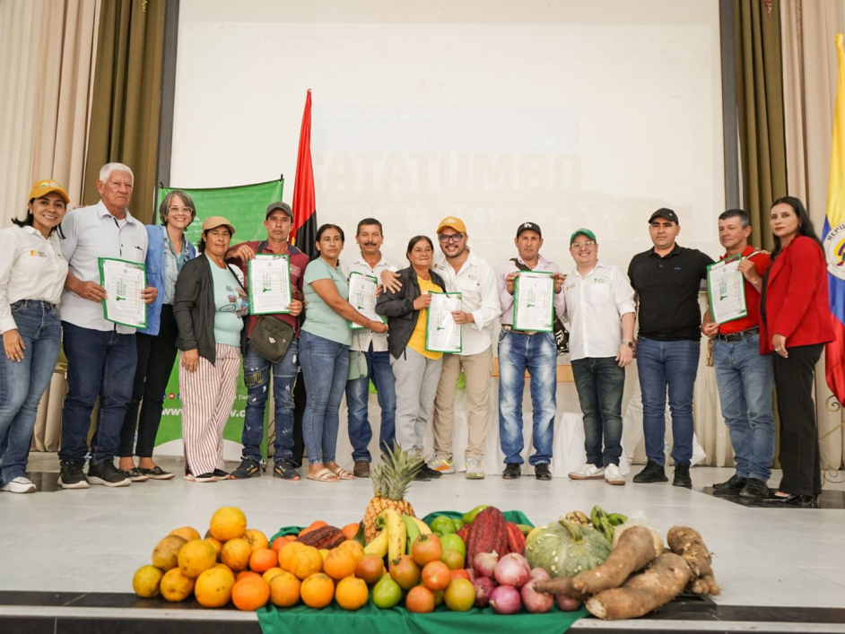 abrego-escenario-primera-entrega-masiva-titulos-agencia-ant