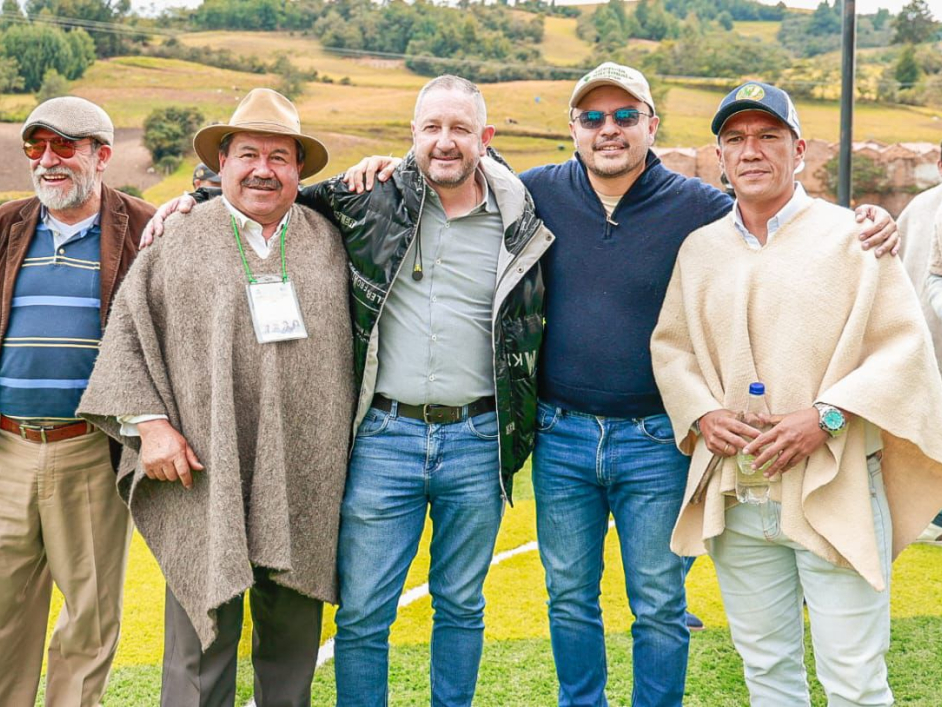 director-ant-y-campesinos-en-comite-departamental-de-reforma-agraria