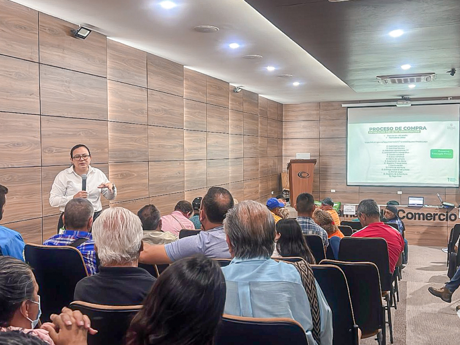 funcionaria-en-rueda-de-negocios-ocana