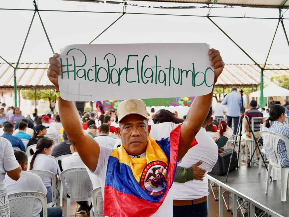 campesino-con-cartel-del-pacto-por-el-catatumbo-en-las-manos