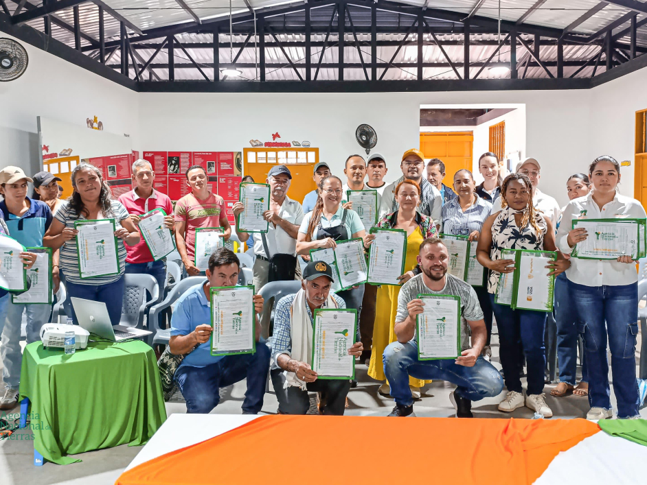 comunidades-de-sardinata-en-formalizacion-de-tierras-con-titulo-en-mano