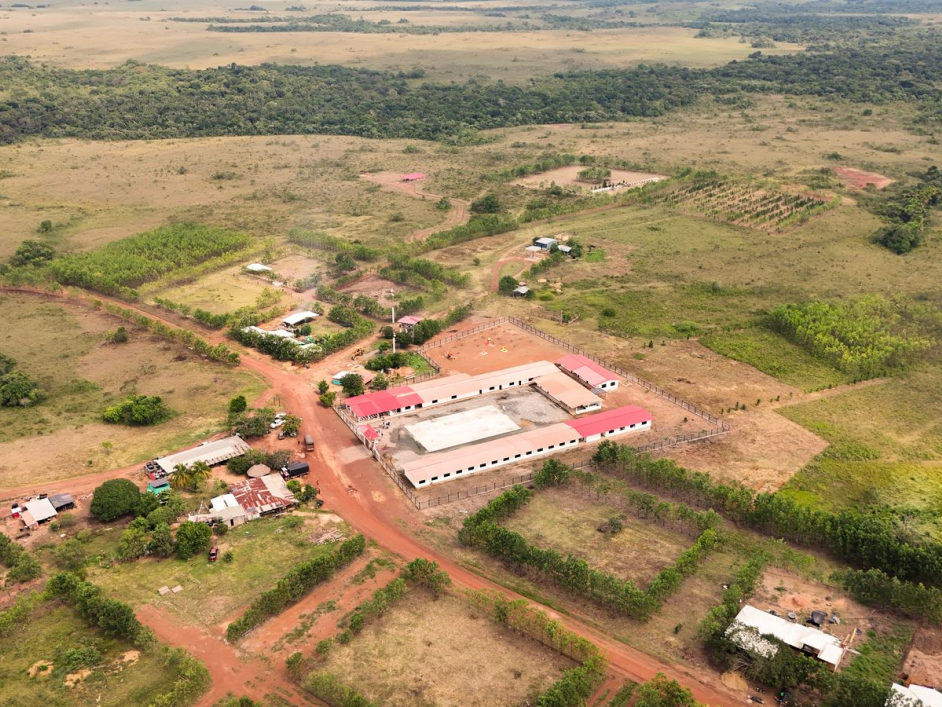 director-ant-junto-campesino-entrega-de-tierras-caguan