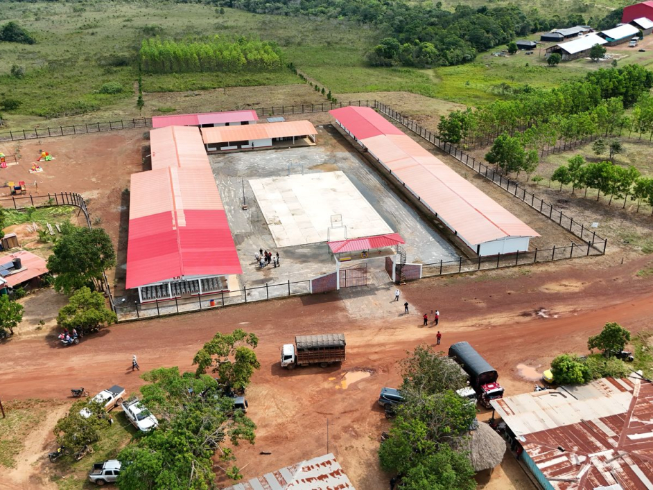 director-ant-junto-campesino-entrega-de-tierras-caguan