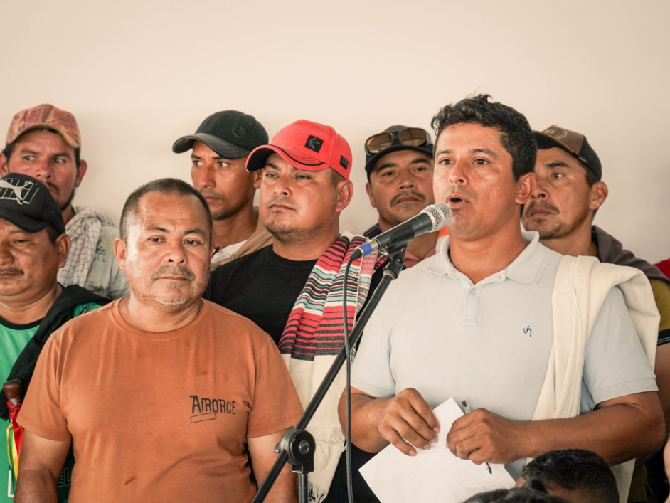 director-ant-junto-campesino-entrega-de-tierras-caguan