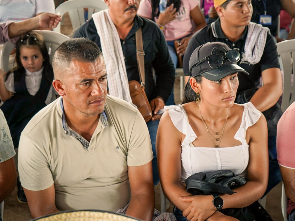 director-ant-junto-campesino-entrega-de-tierras-caguan