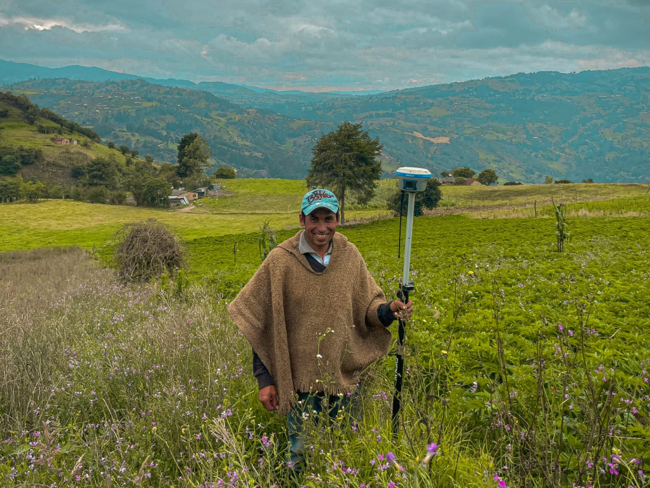 campesino-de-boyaca-con-guadana-en-mano