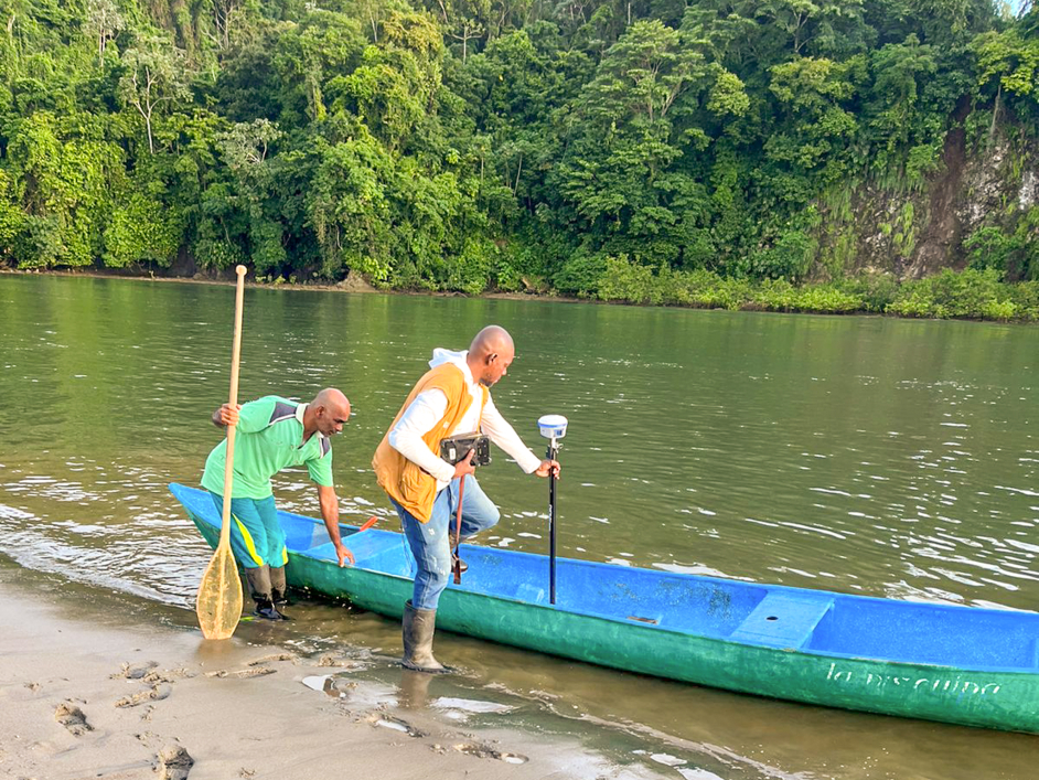 funcionario-ant-montando-a-canoa