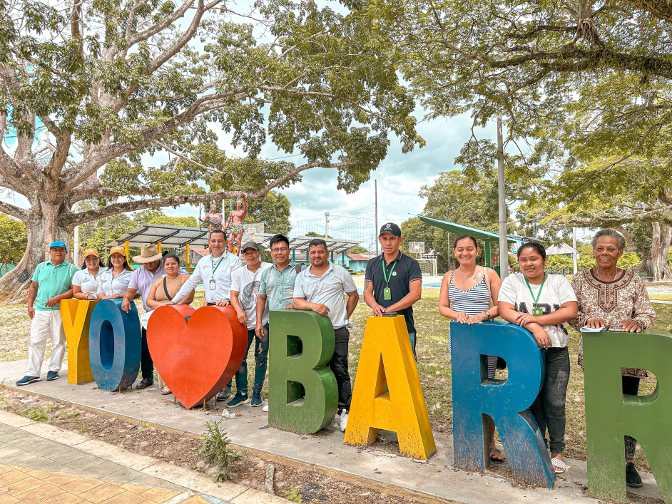 funcionarios-ant-junto-a-aviso-barrancominas