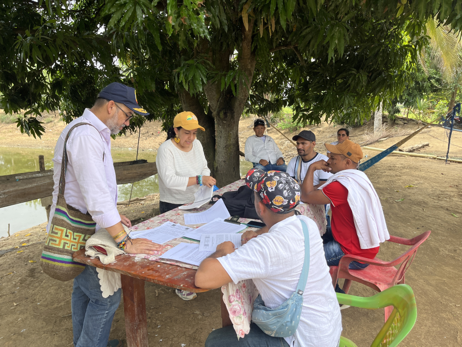funcionarios-ant-y-campesinos-en-actividad-sentados-en-mesa