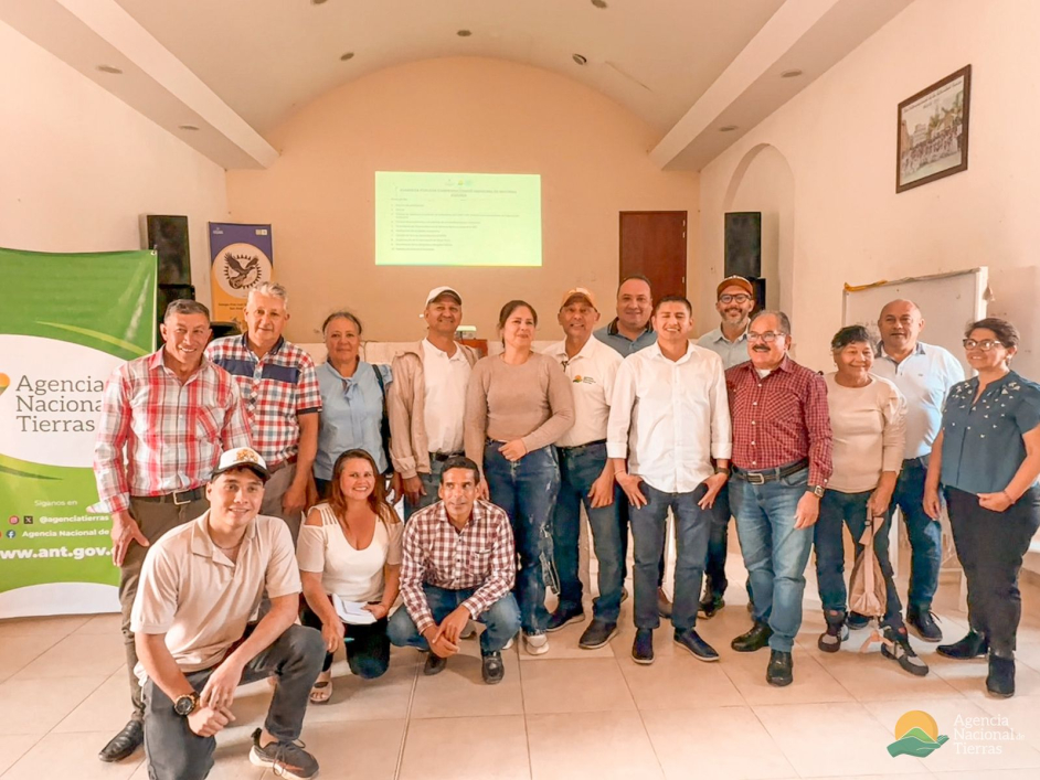 representantes-campesinos-electos-comite-reforma-agraria-santander-reunidos-en-salon