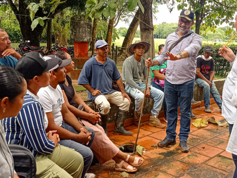 funcionarios-ant-dialogando-con-campesinos