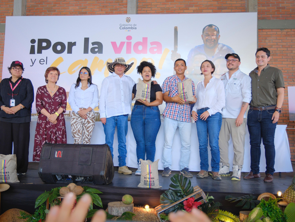 campesinos-de-magdalena-medio-junto-a-presidente-petro-y-funcionarios-del-sector-agricultura