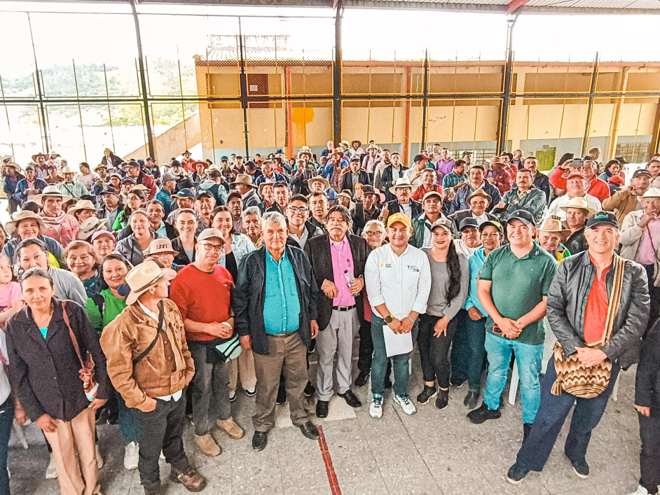 grupo-de-campesinos-de-boyaca-reunidos