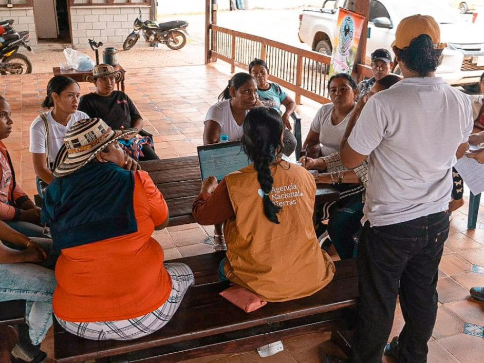 mujeres-campesinas-de-ayapel-reunidas-con-funcionarias-ant