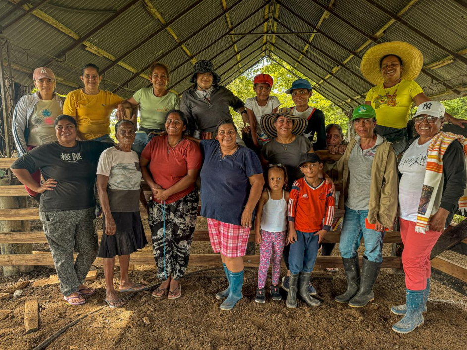 mujeres-campesinas-reunidas-en-corral