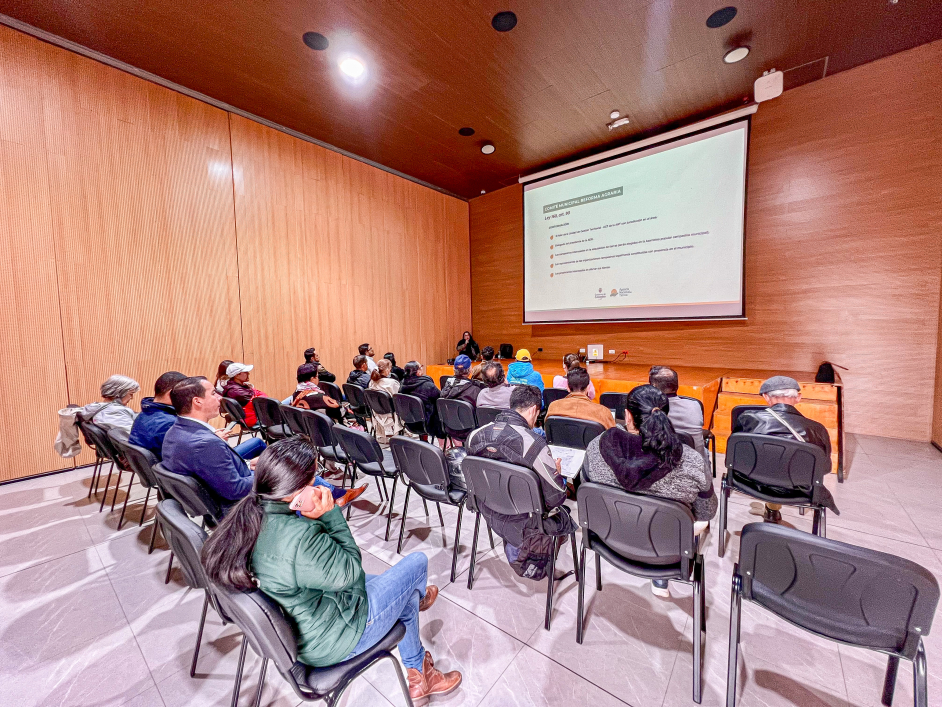 personas-asistiendo-a-consejo-de-desarrollo-rural