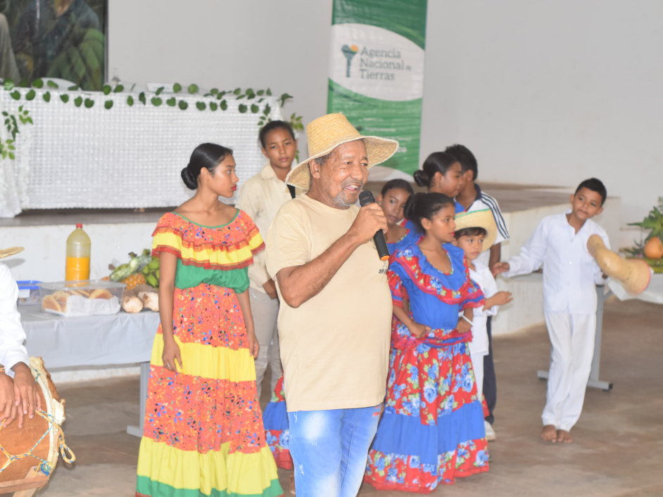 un-grupo-de-personas-con-ropa-y-sombreros-coloridos