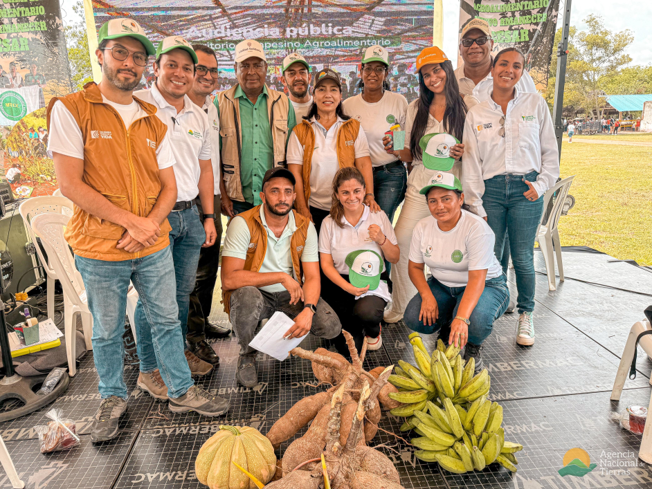 un-grupo-de-personas-posando-para-una-foto-con-platanos-alrededor