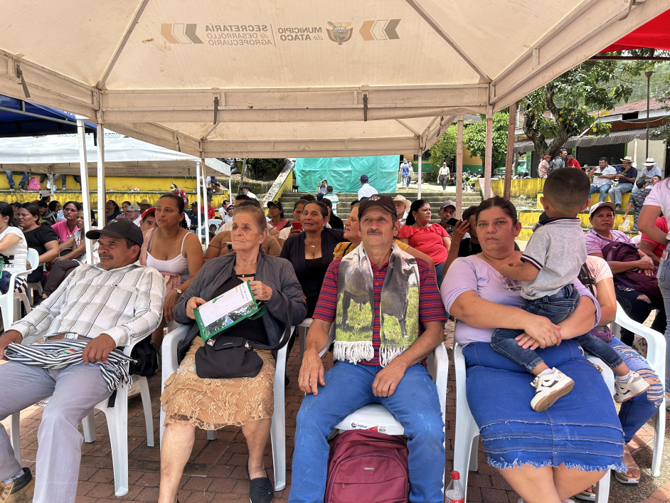 personas-sentadas-en-sillas-debajo-de-una-carpa-escuchando-discurso