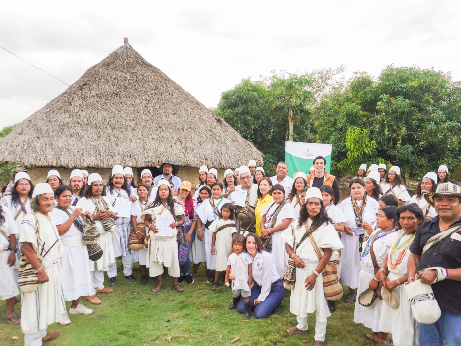 un-grupo-de-personas-en-blanco-de-pie-frente-a-una-cabana