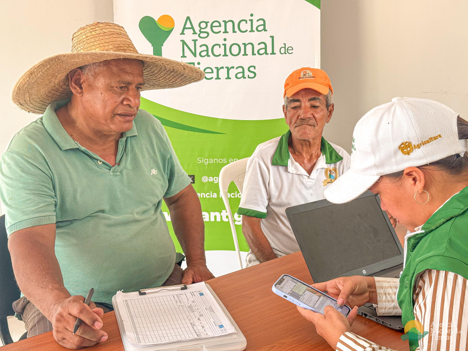 un-hombre-con-sombrero-hablando-con-funcionaria-ant