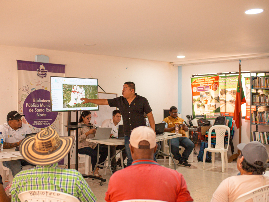 un-hombre-est-dando-una-presentacin-a-un-grupo-de-personas