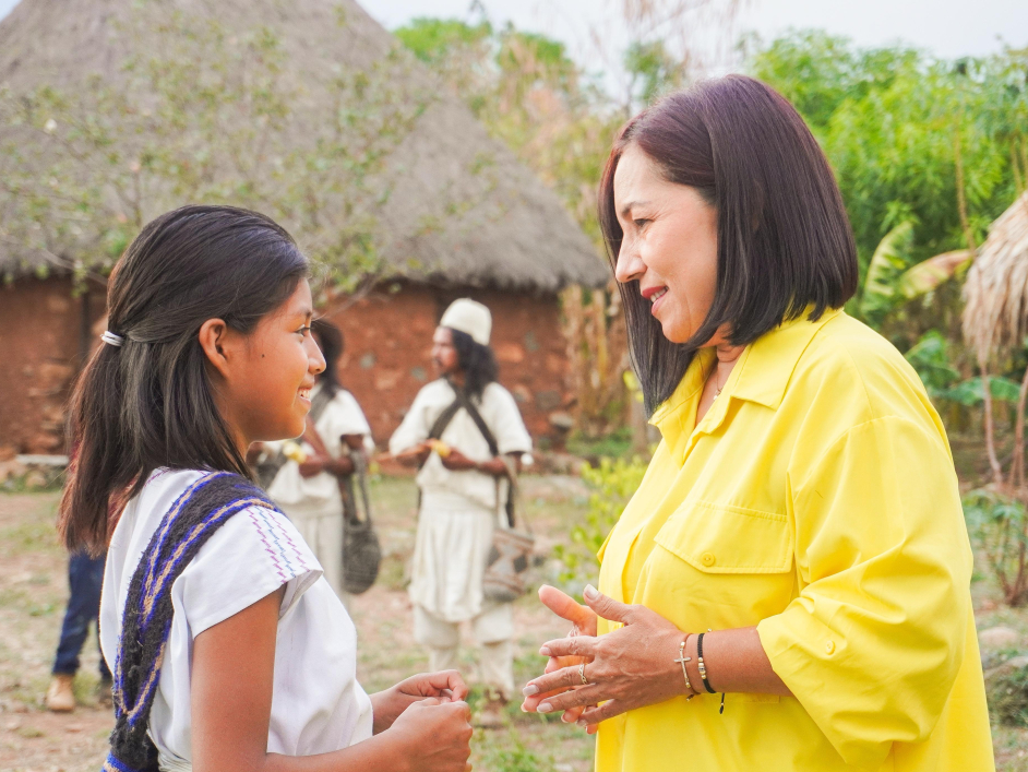 una-mujer-de-amarillo-hablando-con-una-nina
