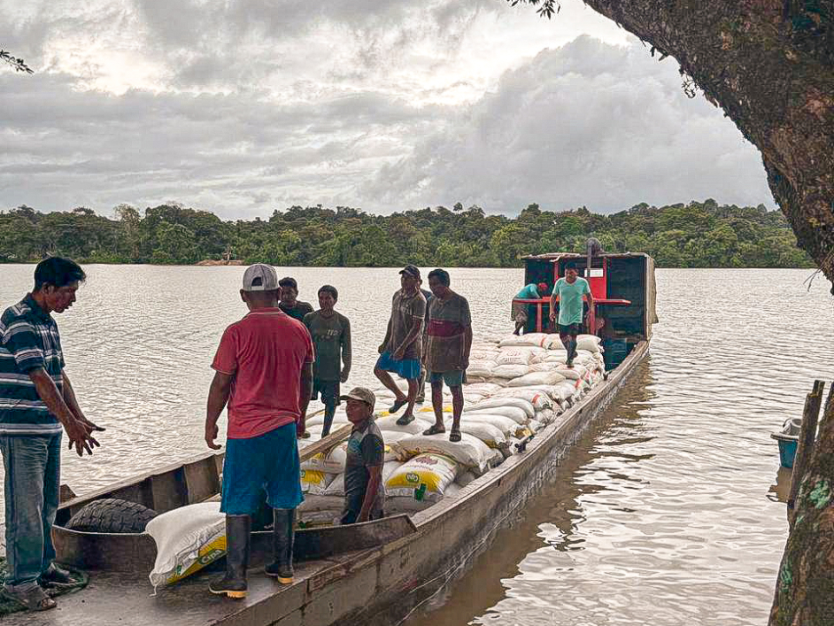 un-grupo-de-personas-en-un-bote-con-bolsas-de-arena