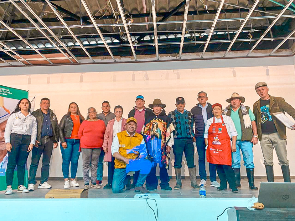 un-grupo-de-personas-parados-en-un-escenario