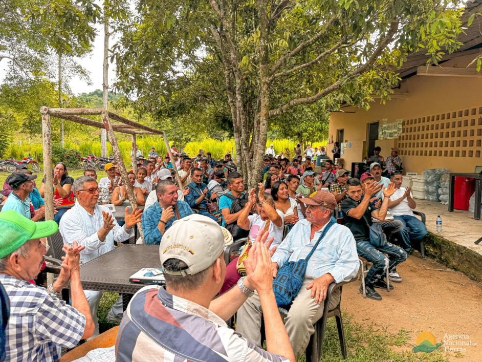 un-grupo-de-personas-sentadas-alrededor-de-una-mesa-celebrando