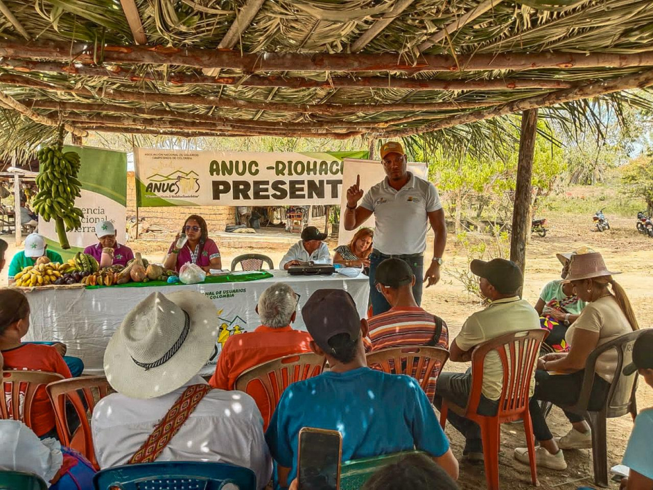 un-grupo-de-personas-sentadas-alrededor-de-una-mesa-con-un-hombre