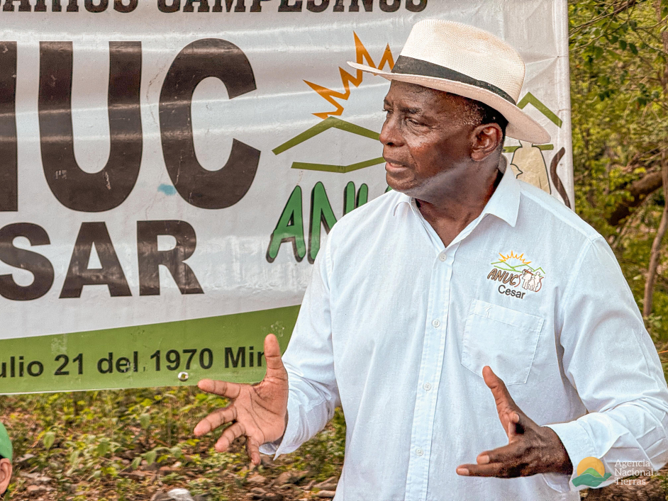 un-hombre-con-una-camisa-blanca-y-un-sombrero-hablando-con-una-mujer