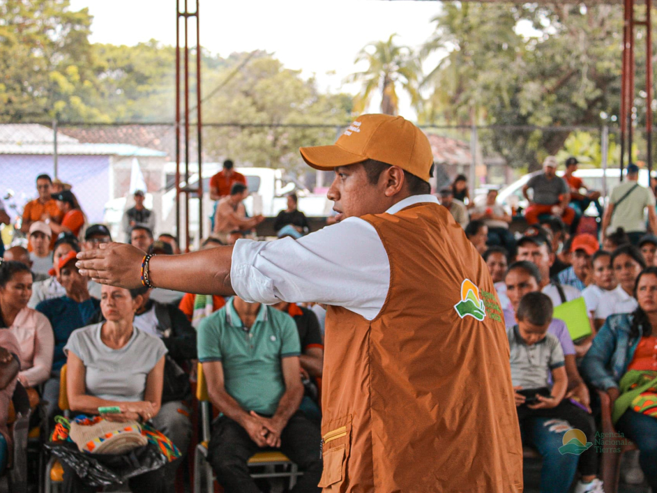 n-hombre-con-una-camisa-blanca-y-un-chaleco-naranja