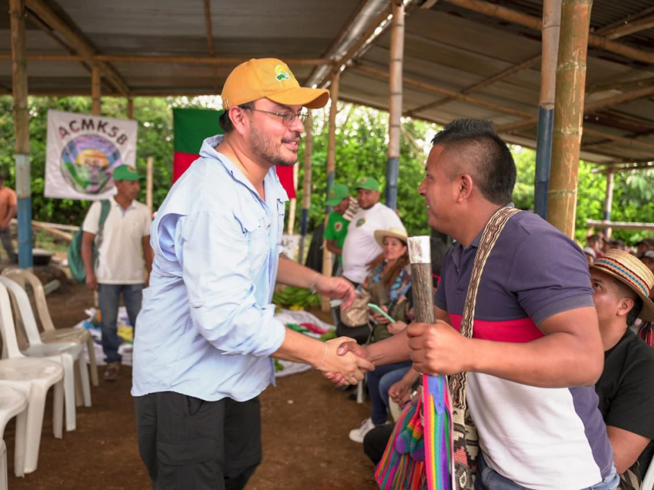 director-ant-dandose-la-mano-con-indigena-en-una-reunion