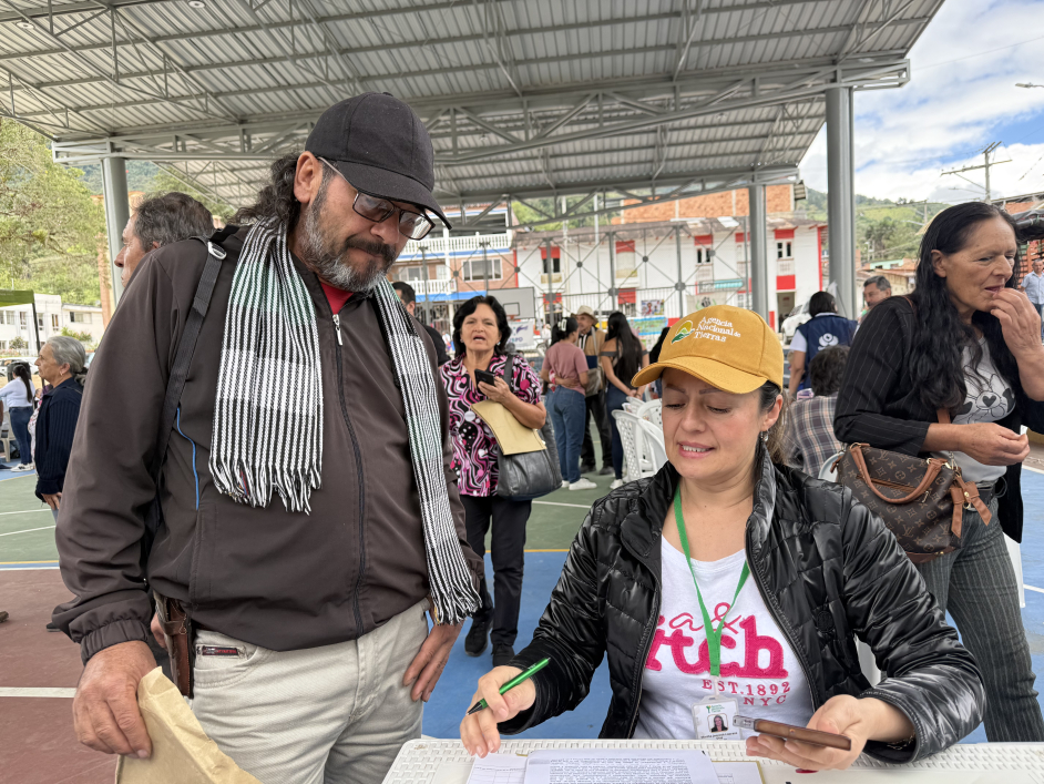 un-hombre-y-una-mujer-firmando-papeles-en-una-mesa