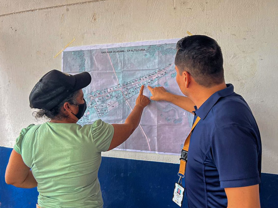 un-hombre-y-una-mujer-sealando-un-mapa-en-una-pared
