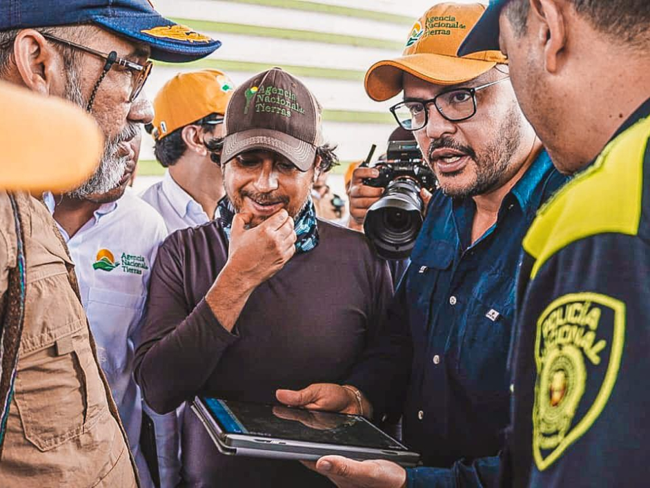 director-ant-con-un-grupo-de-hombres-mirando-una-tableta