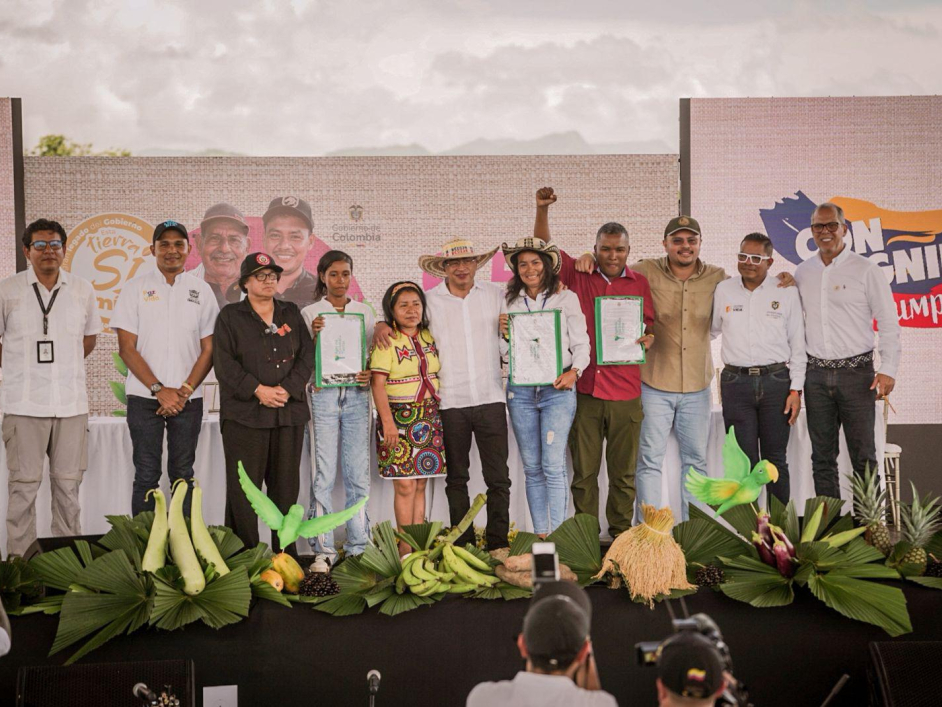un-grupo-de-personas-parados-en-un-escenario-que-tiene-certificados