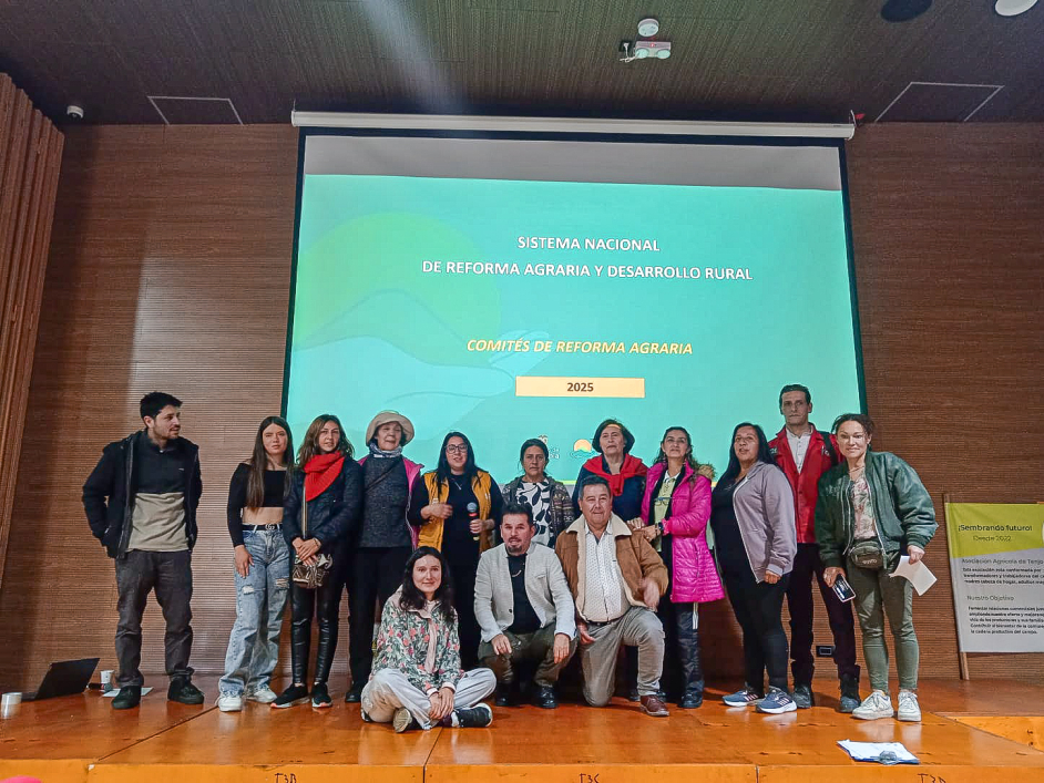 un-grupo-de-personas-posando-para-una-foto-en-un-escenario