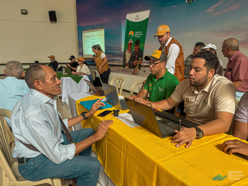 funcionarios-ant-atendiendo-a-comunidad-campesina