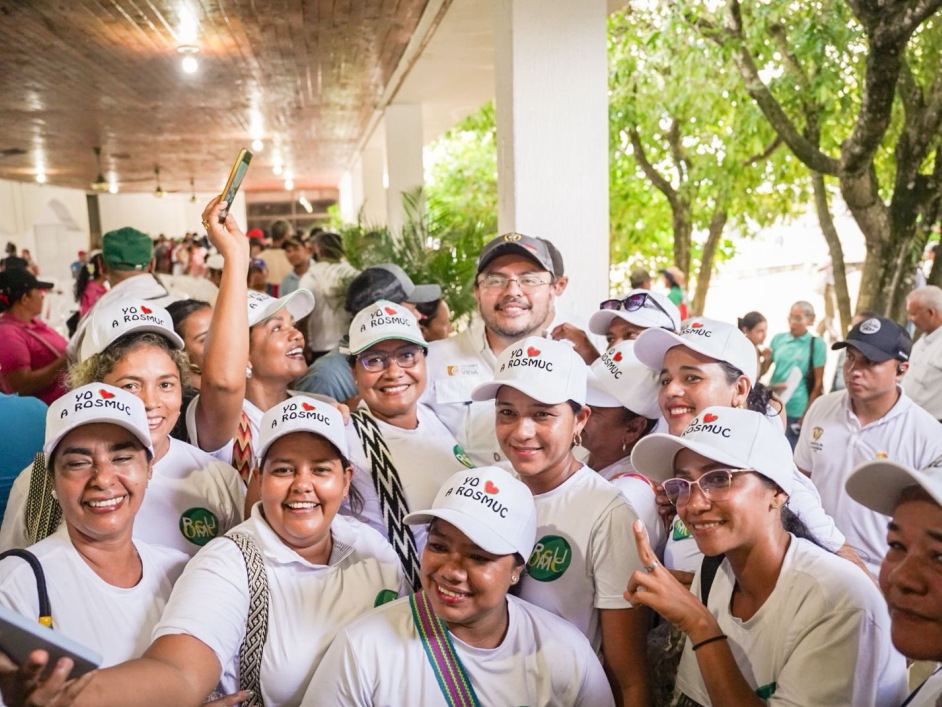 un-grupo-de-personas-vestidas-con-camisas-blancas-y-sombreros