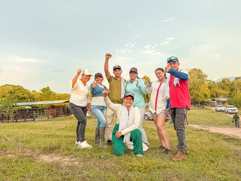 campesinos-del-campesinos-felices-con-punos-al-aire