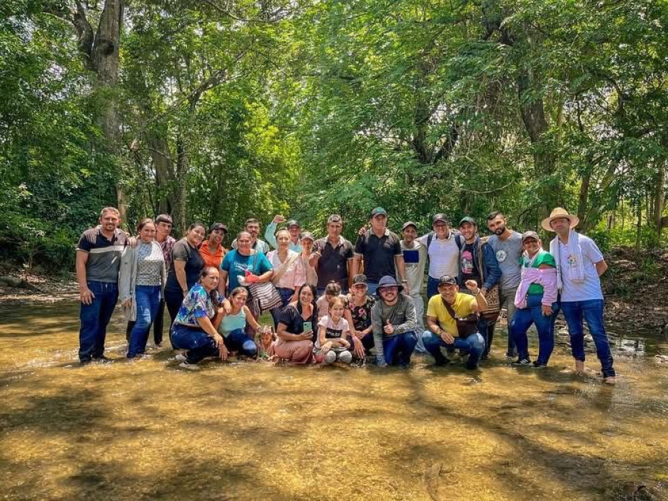 un-grupo-de-personas-posando-para-una-foto-en-el-bosque