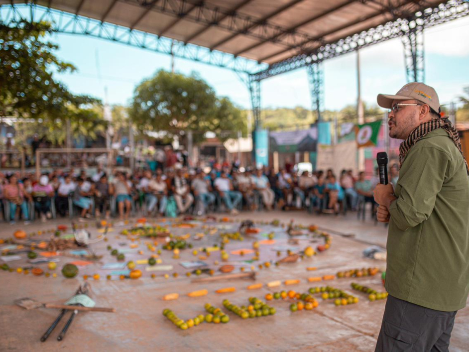 un-hombre-parado-frente-a-una-multitud-de-personas